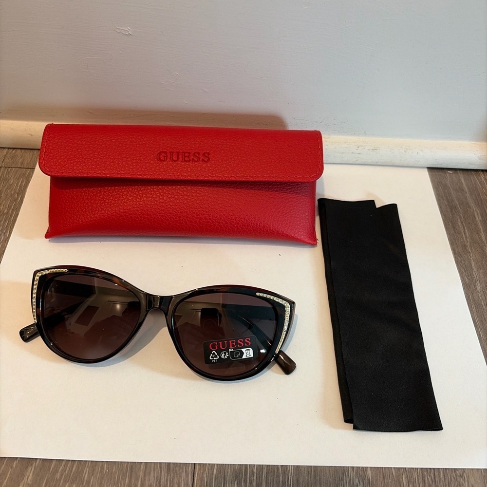 NWOT GUESS oversized cat-eye sunglasses in tortoise with brown gradient lenses